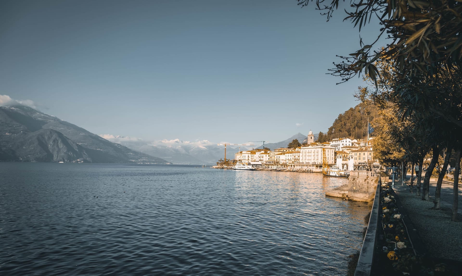 Il lungolago di Bellagio al tramonto, con il centro storico e le montagne sullo sfondo