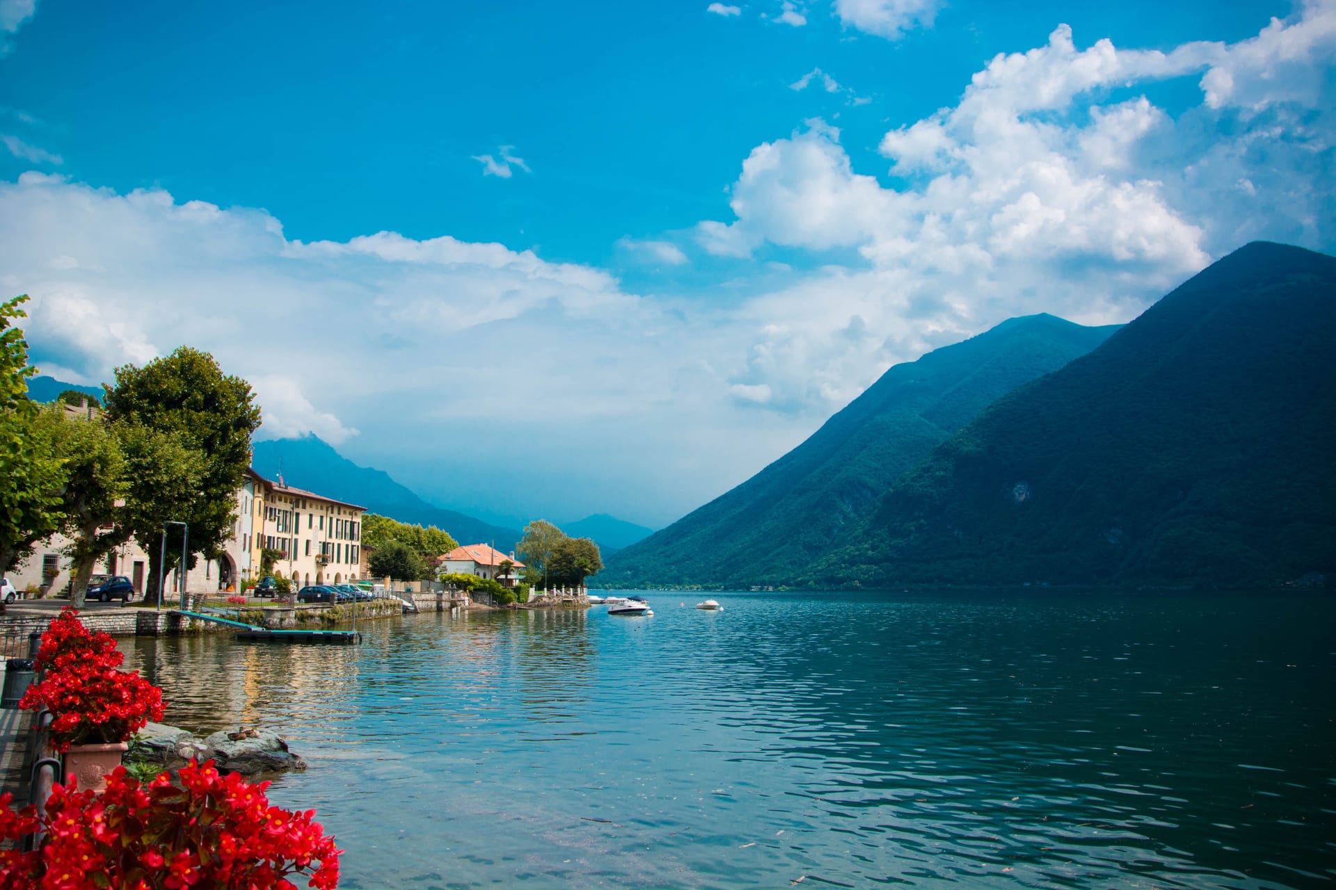 Il lungolago di un borgo della Tremezzina con le montagne sullo sfondo