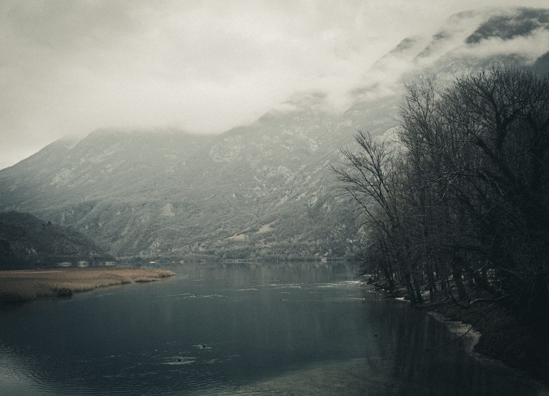 Long winter: Lake Como when it slows down