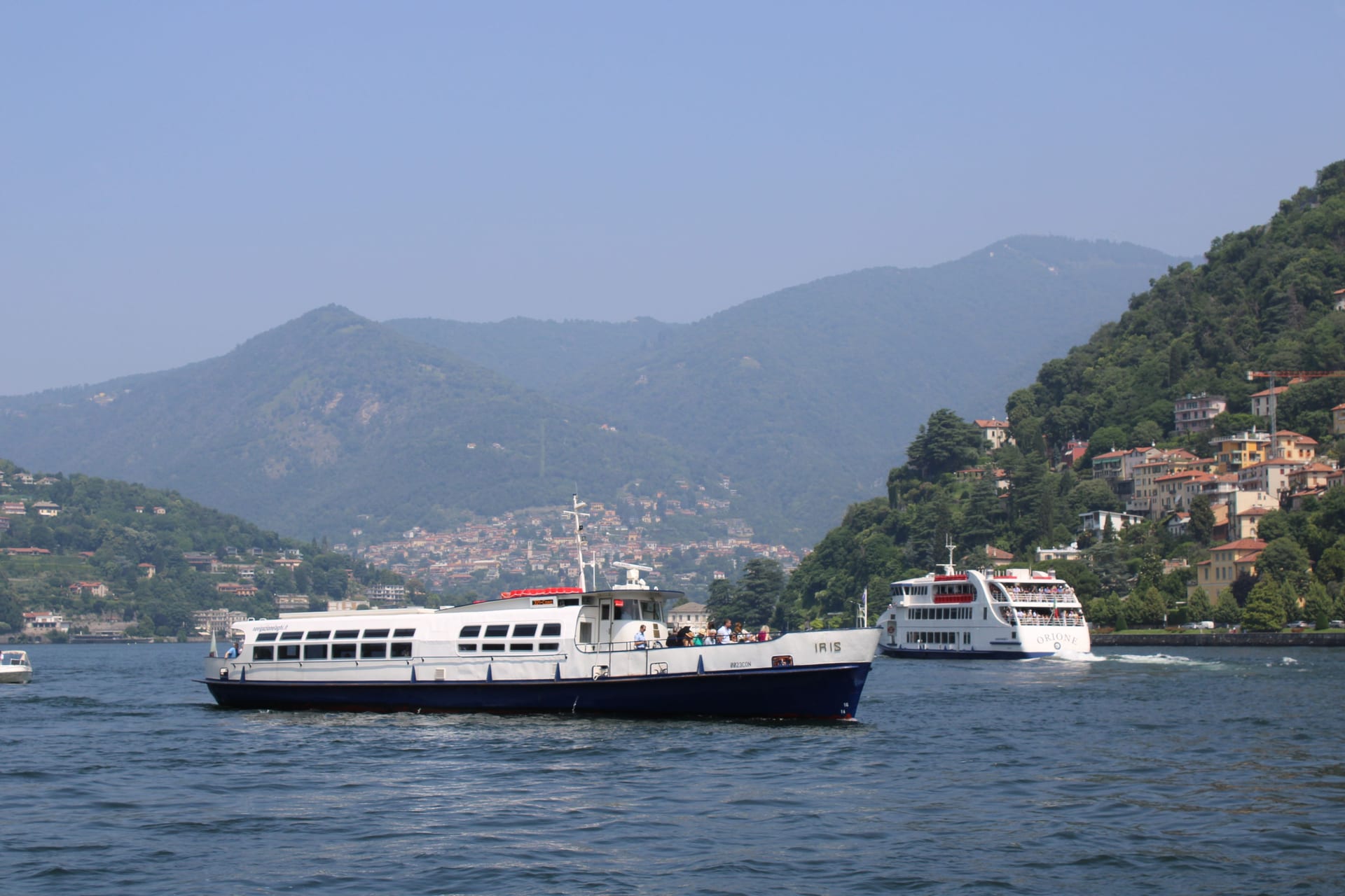 Linienschiffe auf dem Comer See mit Dörfern und Bergen dahinter